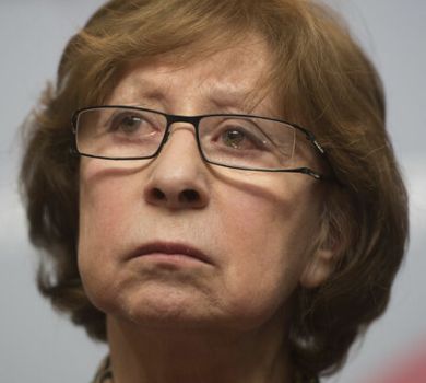 Ахеджакова не переводила гроші українській армії та не їде з Росії - ЗМІ