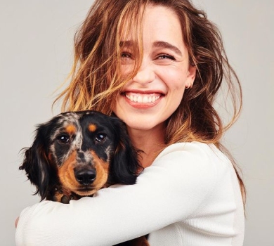 Живуть власним життям: у мережі кепкують із брів Емілії Кларк. ВІДЕО