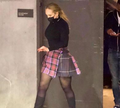Струнка Адель у мініспідничці засвітилася на побаченні з бойфрендом. ФОТО