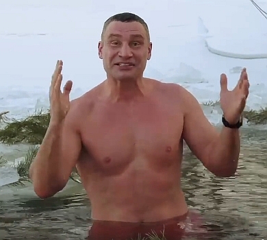 Мінус 20, але купання за графіком: Кличко традиційно поліз в ополонку 