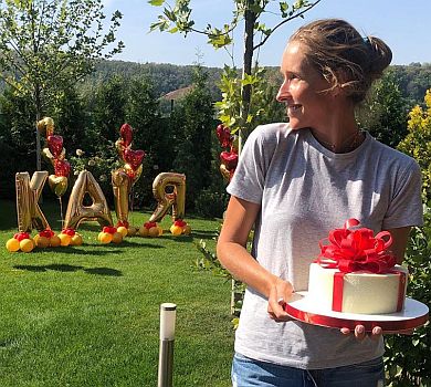 Смачний поцілунок Винника, кульки і торт: як зірки Осадчу з 36-річчям вітали   