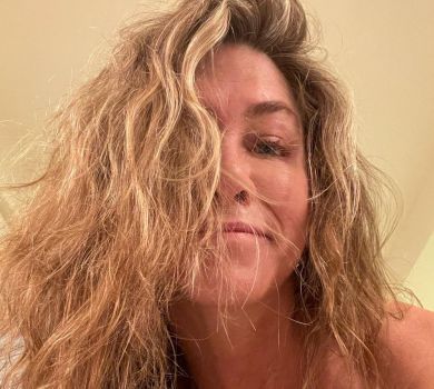 52-річна Еністон без мейкапу показала, що зробила з нею вологість