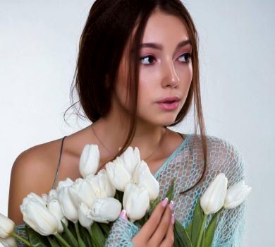 Дружина Медведчука показала похресницю Путіна з нагоди її 17-річчя 