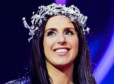 Святкове мімімі: вагітна Джамала у білому показалася біля ялинки. ФОТО