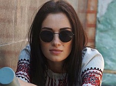 Приходько у вишиванці посвітила босими ногами біля Ради. ФОТО