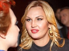 Пишнотіла Камалія в обтислій сукні зводила маму на аукціон. ФОТО