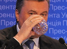 Янукович тамує спрагу британською водою з-під столу