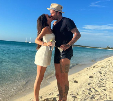 Ідилія Бекхемів: Девід показав, як Вікі шубовснула у воду, та виніс її з океану на собі. ФОТО