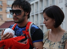 Козловський засвітився з немовлям