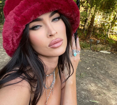 Меган Фокс наробила спокусливих селфі з випнутим бюстом