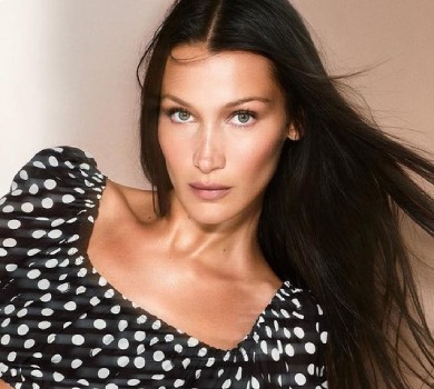 Белла Хадід у спідньому та панчохах млосно полежала на дивані серед дерев. ФОТО