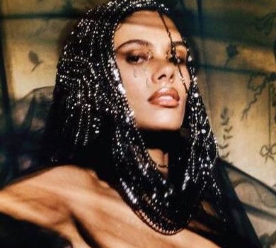 Тіна Кунакі у розкішних вбраннях попозувала для обкладинки українського глянцю. ФОТО