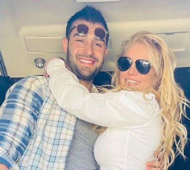 Не така товста, як на фото папараці: 40-річна Спірз у коротеньких шортах показалася в обіймах нареченого. ВІДЕО