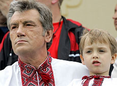 Ющенко повів сина Тарасика дивитися на трупи