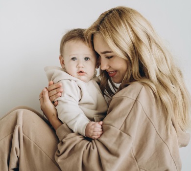 14 годин в дорозі: Квіткова розказала, куди виїхала з України разом с сином