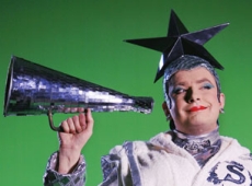 Сердючка у коротеньких шортиках парить надувні дивани