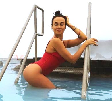 Ісландські пригоди діджейки Нани: краєвиди, сексі-пози та розбитий літак