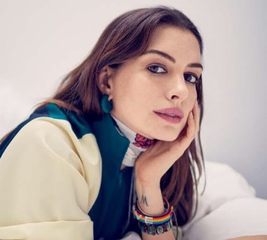 Мир – це право кожного: Енн Хетевей підтримала Україну та пожертвувала гроші відразу у три фонди