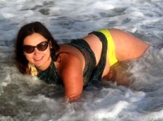 Колишня Горбаля розсувала ноги у морській піні 