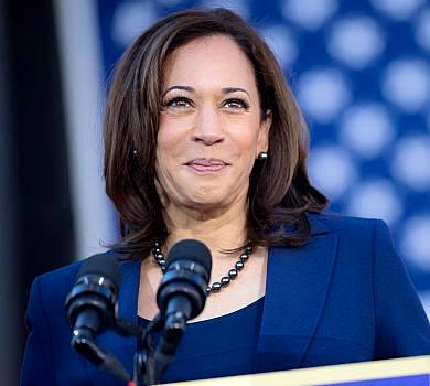 Камала Сталлоне: віцепрезидентку США Гарріс підловили за несподіваним вуличним воркаутом. ВІДЕО