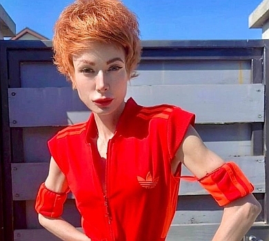 Лебідь у яскраво-червоному ромпері похвалилася результатом ранкової зарядки