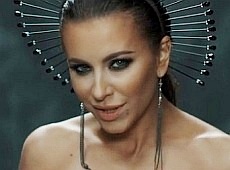 Лорак начепила кокошник та пригорнулася до оголеного чоловіка