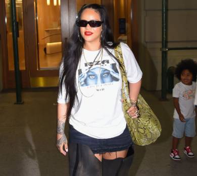 Ріанна в ультрамодних чоботах і міні показалася через три місяці після пологів. ФОТО