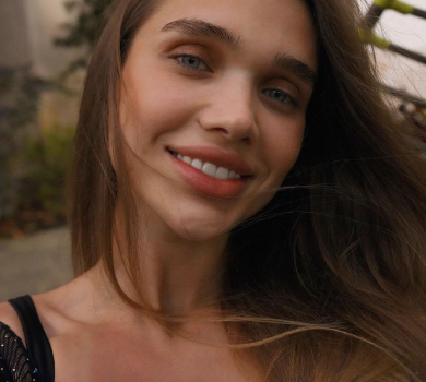 В душі та під пальмою: Саша Бо у відвертих купальних підставила сідниці камері