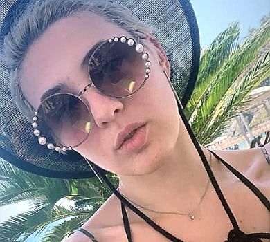 MARUV у купальнику підзарядилася коло басейну. ФОТО 