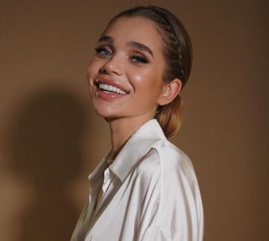 Саша Бо показалася на руках у загадкового чоловіка. ВІДЕО