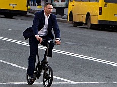 Кличко показав, як порушував правила на ровері за $4 тисячі. ФОТО