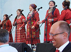 Яценюк відірвався під Бурановских бабушек