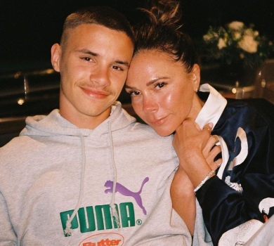 Мама - троль: Бекхем відреагувала на синове селфі, порадивши опускати сидіння унітазу