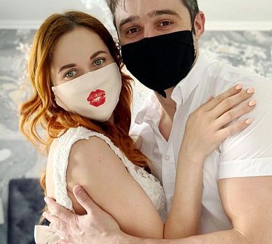 Зірка Кріпосної в весільному платті та масці показала романтику з коханим на ліжку