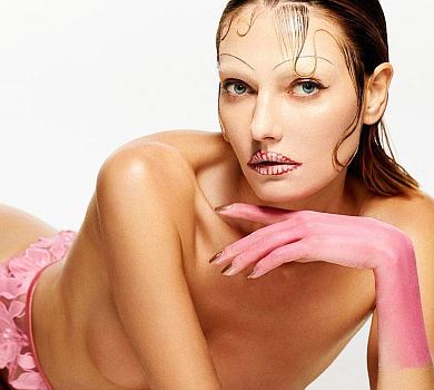 Майже гола Байкова покрутилася в 3D і засвітила сосок