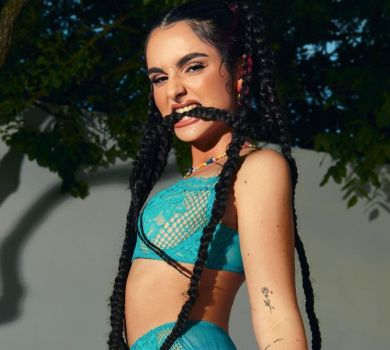 Трінчер з косами оголила дупцю у зухвалому спідньому