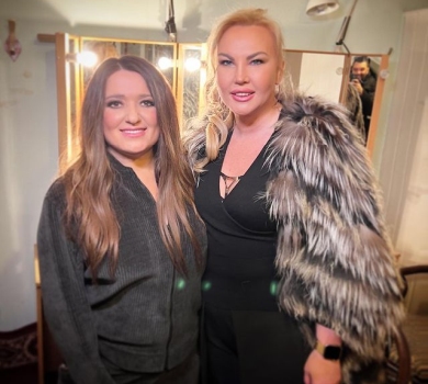 Розчулена Камалія заобіймала Натусіка Могилевську на сцені