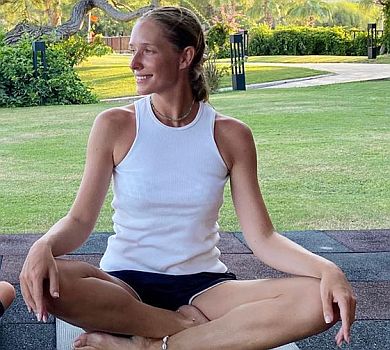 Осадча в Туреччині позаймалася йогою з сином та піднялася вище хмар 