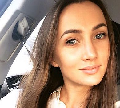 Різатдінова в машині заселфилася зі своєю державною відзнакою