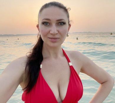 Бацман у купальнику млосно задерла ноги на стіл. ФОТО