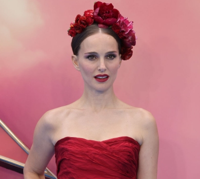 Наталі Портман у міні та віночку побешкетувала на прем’єрі фільму. ФОТО