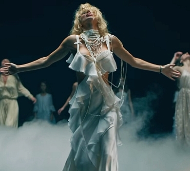 Лобода у молочному кліпі показала пристрасні танці та себе наречену. ВІДЕО