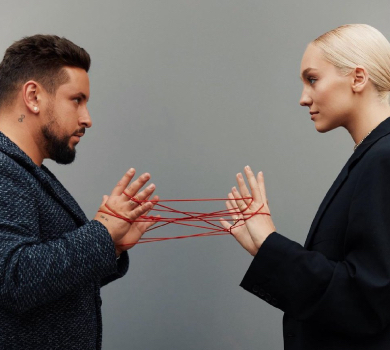 Треба стати дітьми: Monatik і Roxolana пограли в долоньки у стильному чорно-білому кліпі