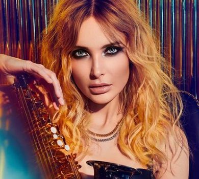 Онопка у ліфчику та з саксофоном прикрасила німецький глянець. ФОТО