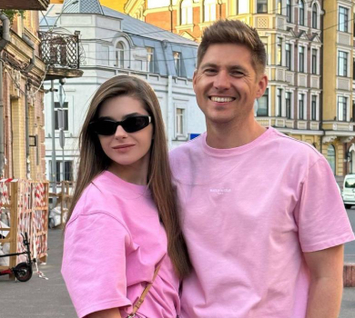 Остапчук із дружиною вигуляли пастельні фемілі-луки, а вона показалася в купальнику