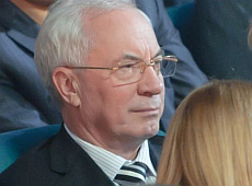 Азаров перевірив гумор Кварталу, а жінка Симоненка одягла мереживо