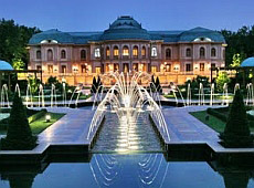 На фоні палацу Ахметова Букінгемський - відпочиває 