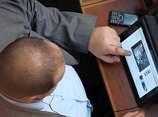 У Раді депутати читають анекдоти, грають у кеглі й обирають авто