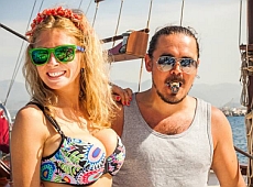 Фагот і Навроцька пили шампанське на яхті біля вулкану 