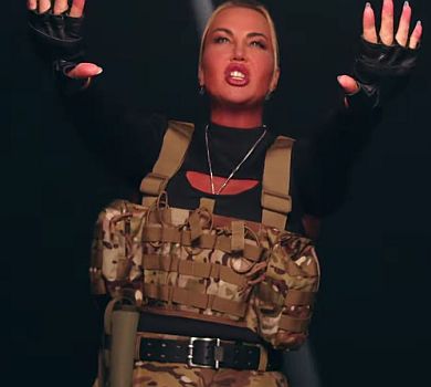 Залиш наші кордони: Камалія у військовій формі взялася виганяти ворога жвавими танцями. КЛІП